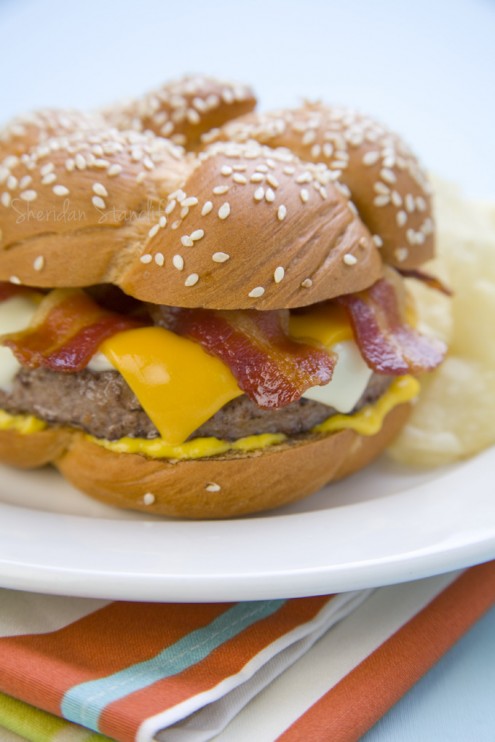 Bacon cheeseburger with chips
