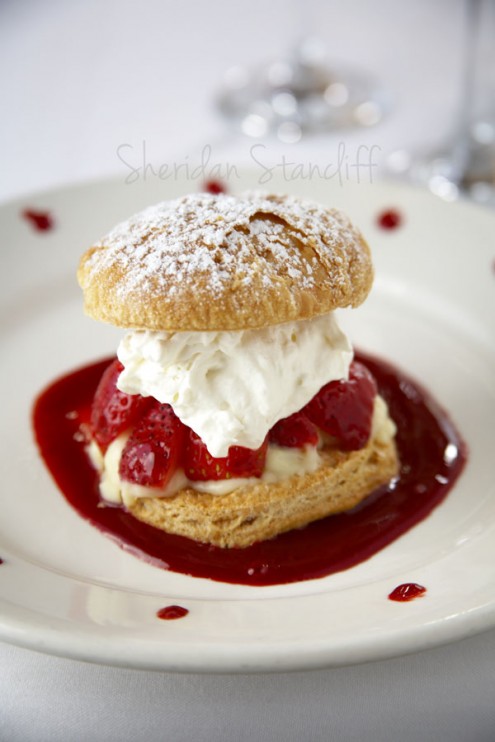 Strawberries with puff pastry, cream and a strawberry sauce