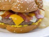 Bacon cheeseburger with chips